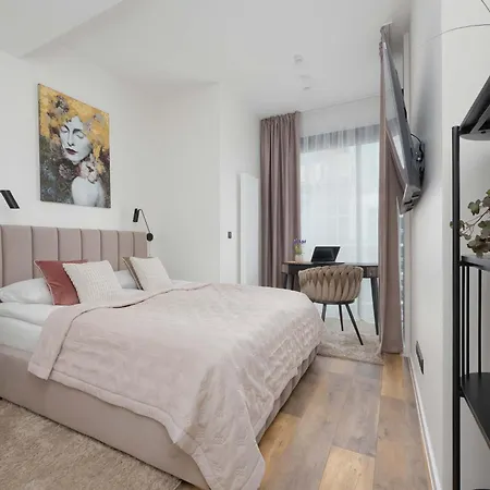 Deluxe Towarowa Towers With Parking & Ac By Renters Prestige Lägenhet
